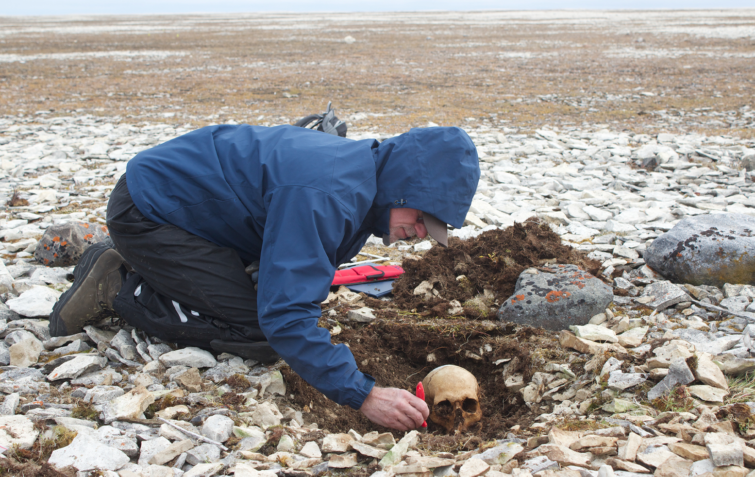 Dr. Douglas Stenton, Anthropologist and Adjunct Assistant Professor at the University of Waterloo, excavating the bones of Franklin sailors at Erebus Bay (University of Waterloo). Dr. Douglas Stenton, Anthropologist and Adjunct Assistant Professor at the University of Waterloo, excavating the bones of Franklin sailors at Erebus Bay (University of Waterloo).